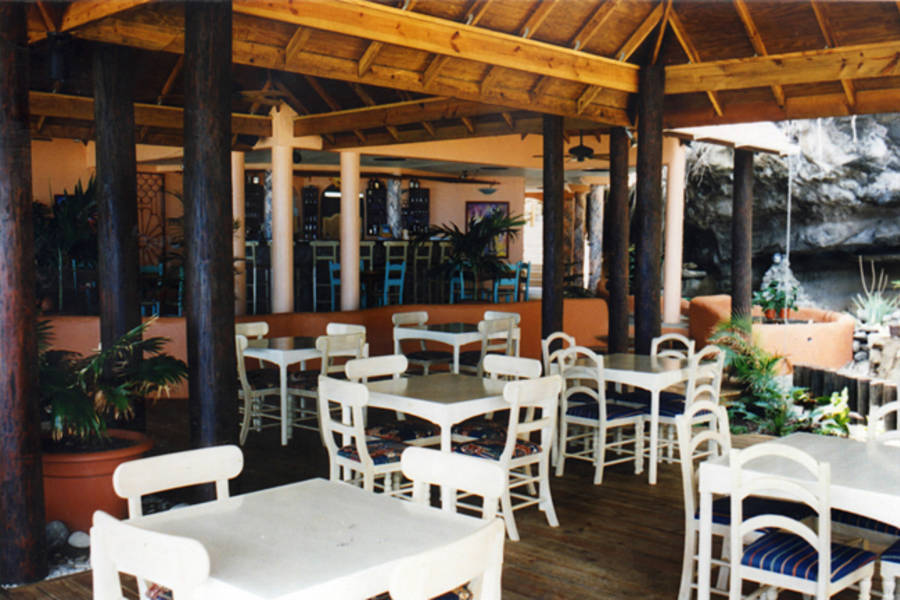 Aquarium Beach Bar & Restaurant